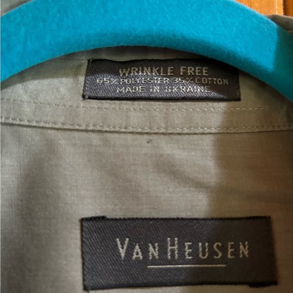 Van Heusen Men’s Short-Sleeve Solid Gray Button-Down Shirt - Picture 3 of 6